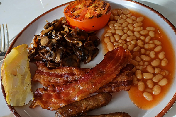 Breakfast in the Emporium on Explora I - baked beans, bacon, sausages, scrambled eggs and a fried tomato